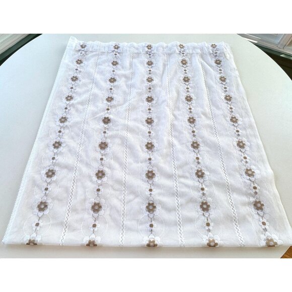 Vintage 1970s mesh curtain, white, tan groovy floral pattern, sheer panel - Picture 9 of 10